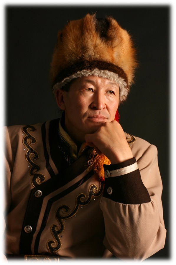 На фото Кергилов Карыш Улдапович в алтайском национальном костюме